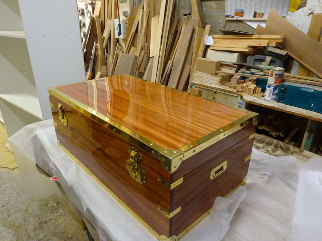 Meuble en acajou avec inserts en bois